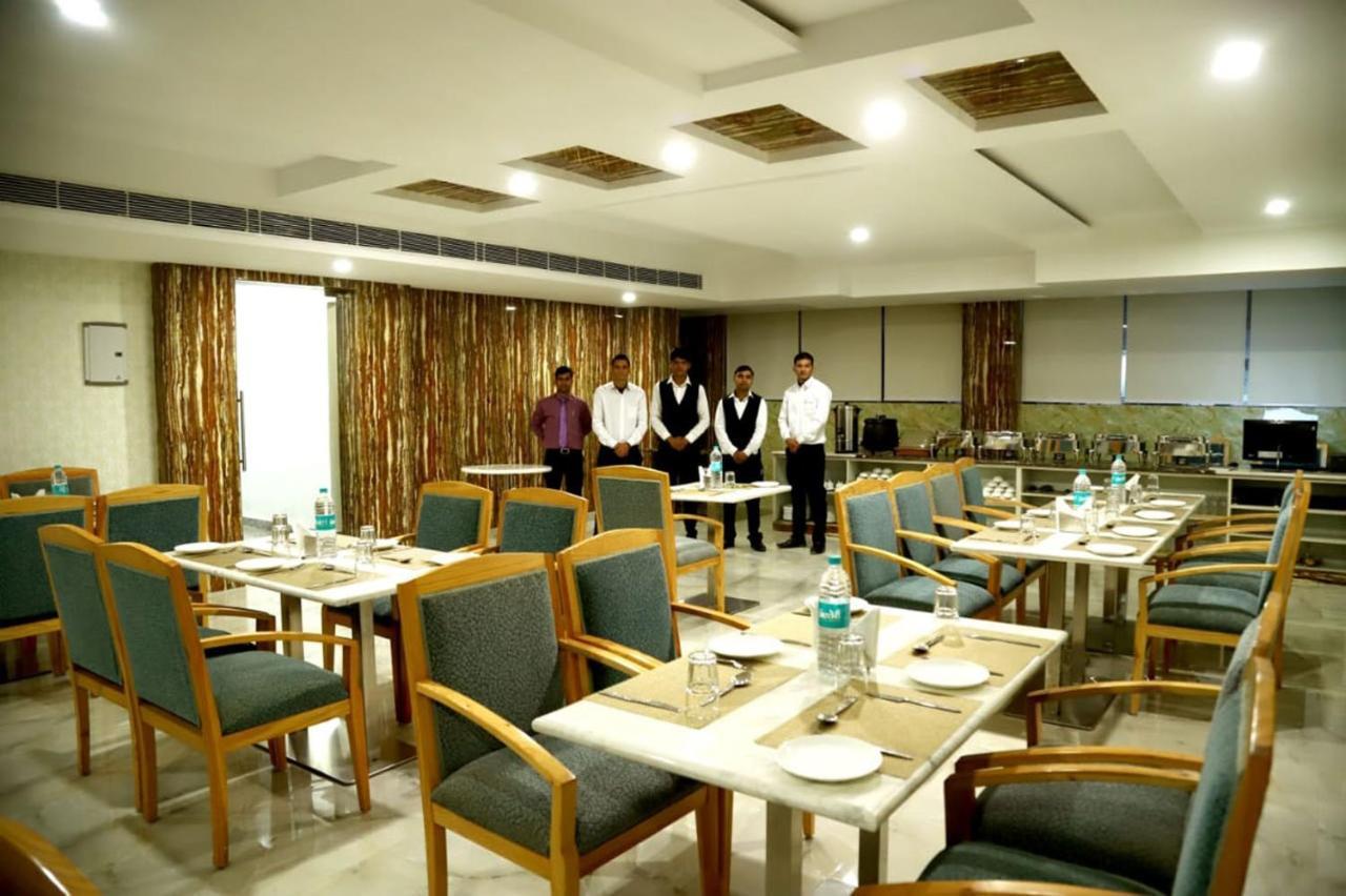 Country Inn Hotels & Resorts Вриндавана Экстерьер фото