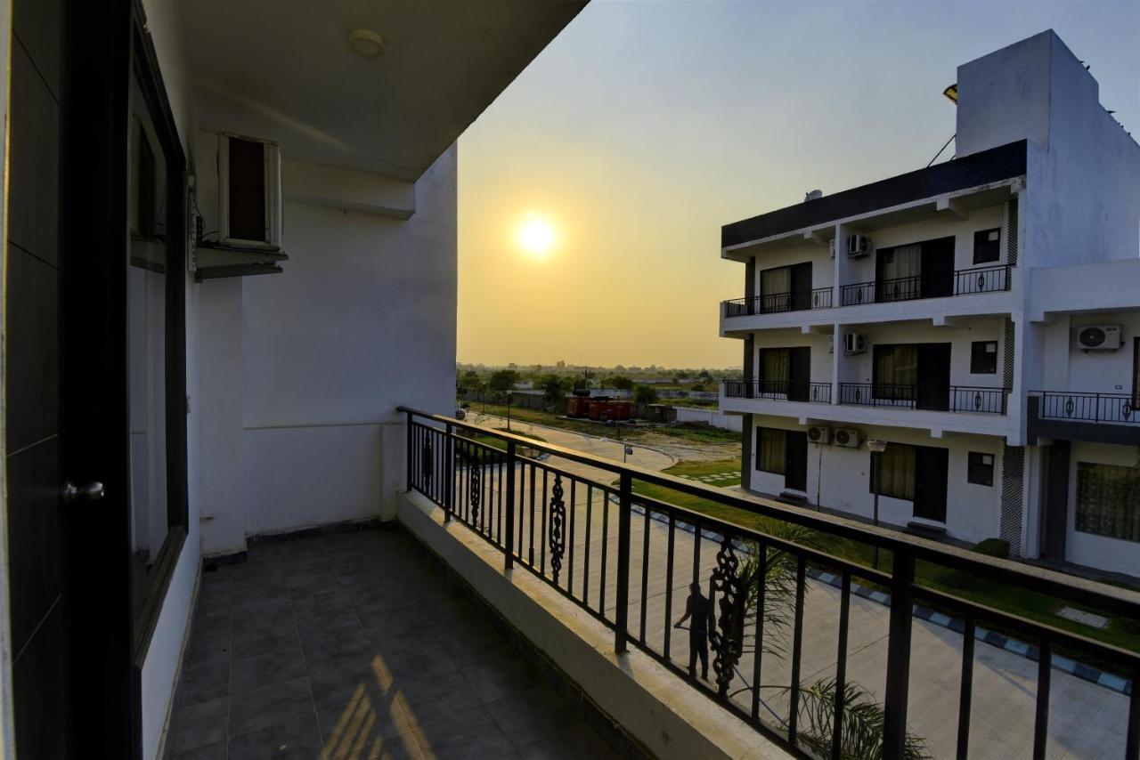 Country Inn Hotels & Resorts Вриндавана Экстерьер фото